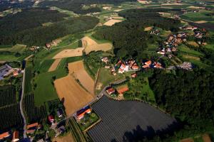 Vitomarci s  Cerkvijo-Obcino-Pokopaliscem iz zraka- RDO-2011